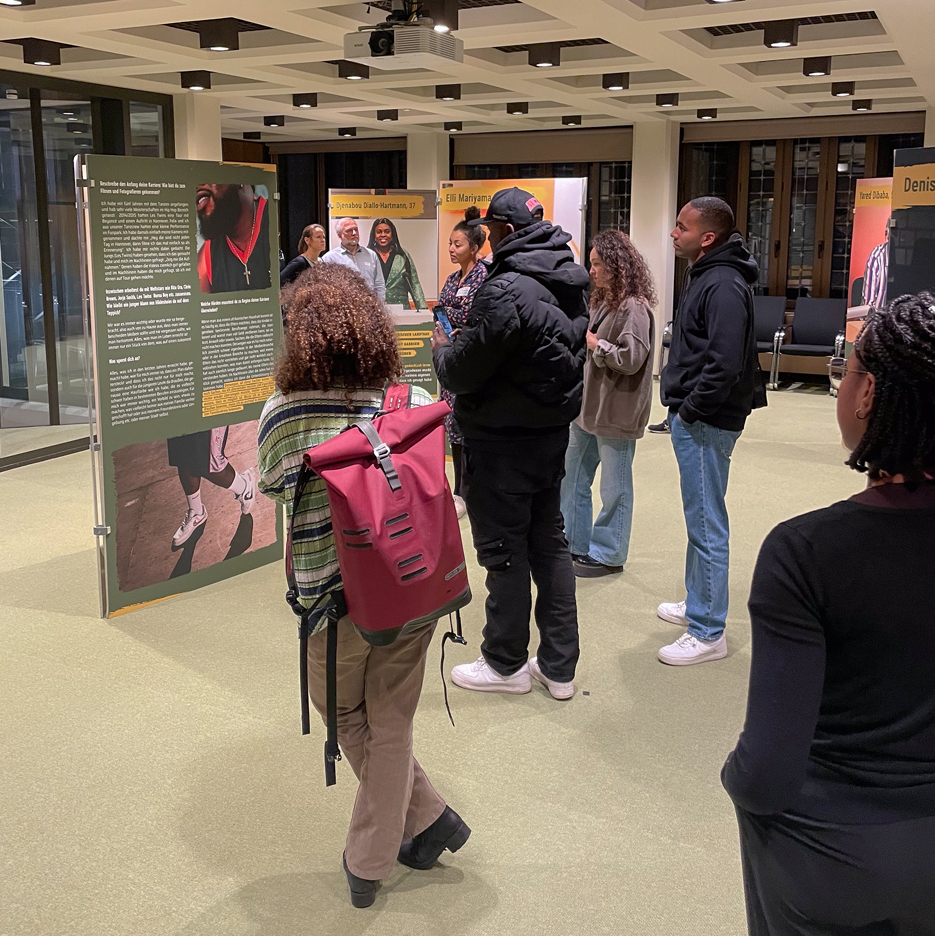 Afrotopia Wanderausstellung KickOff Zuschauer