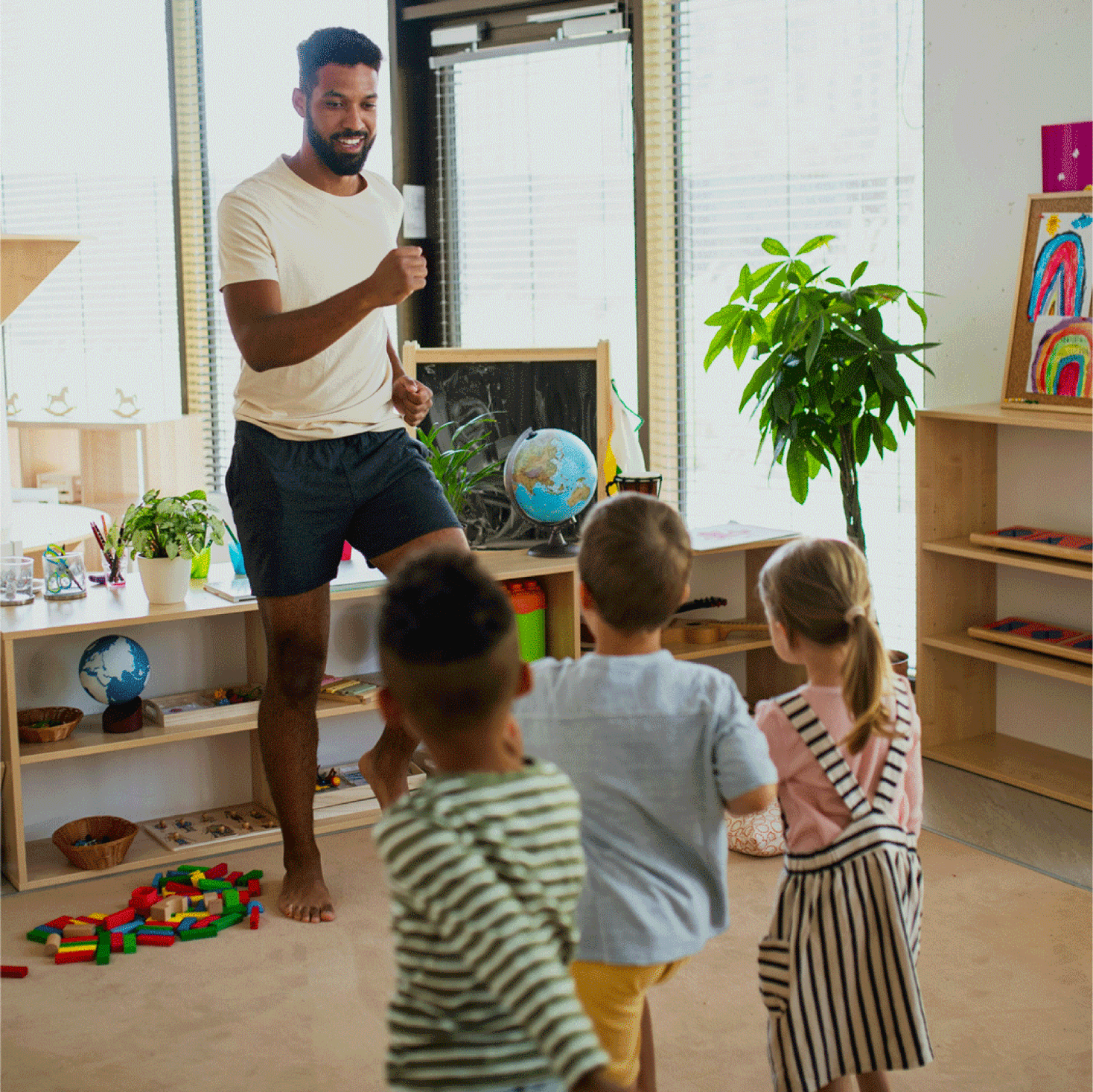 Betreuer tanz mit Kindern